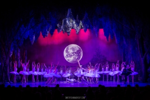 St. Petersburg Festival Ballet (Petrohradský baletní soubor) – největší Labutí jezero na světě