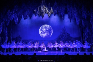 St. Petersburg Festival Ballet (Petrohradský baletní soubor) – největší Labutí jezero na světě