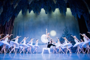 St. Petersburg Festival Ballet (Petrohradský baletní soubor) – největší Labutí jezero na světě